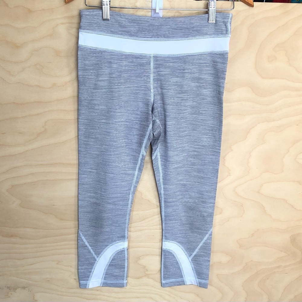 Lululemon Workout Striped Crop Leggings Zip Pocket 21 Inseam Women Size 6.